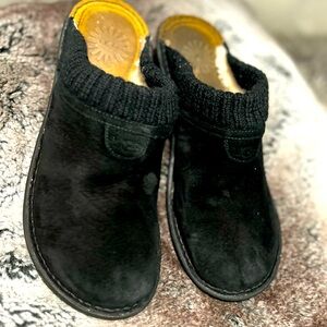 UGG black suede clogs GUC